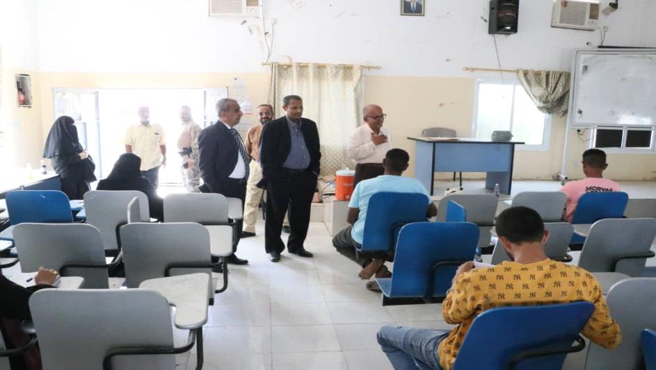 محافظ محافظة أبين يتفقد سير امتحانات القبول في كلية العلوم الإدارية بجامعة أبين