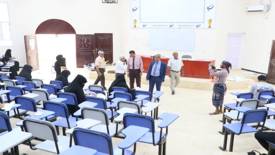 رئيس جامعة أبين يتفقد سير الامتحانات الختامية في كليتي الشريعة والقانون وكلية التربية زنجبار