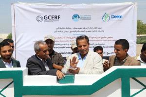 محافظ أبين ورئيس الجامعة يضعان حجر الأساس لبناء سكن الطالبات بجامعة أبين