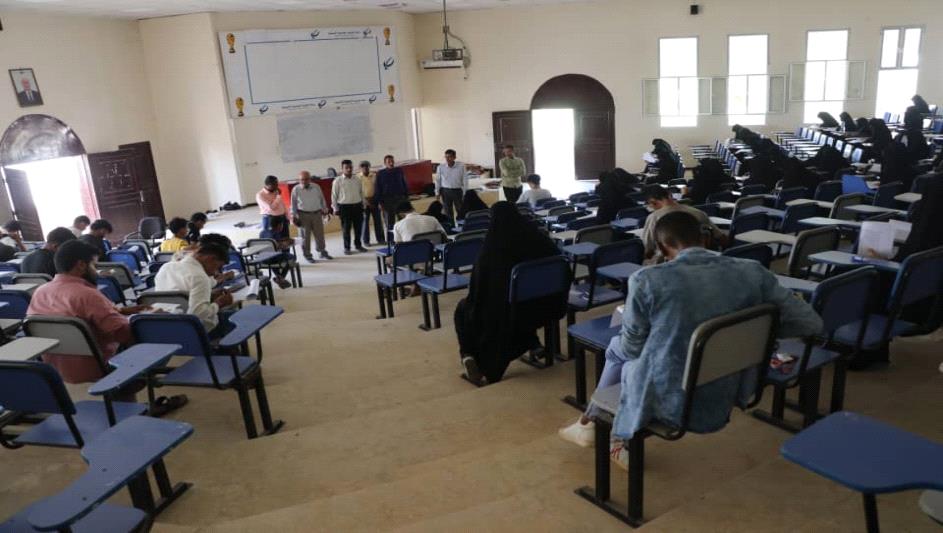 نائب رئيس جامعة أبين للشؤون الأكاديمية يدشن الامتحانات النهائية ل..