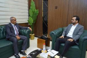 وزير الخدمة المدنية يلتقي رئيس جامعة أبين لمناقشة أوضاع الكادر الأكاديمي والإداري وملف التسويات