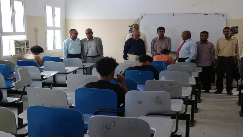 رئيس جامعة أبين يدشن امتحانات القبول والمفاضلة بكلية الحاسوب وتقنية المعلومات