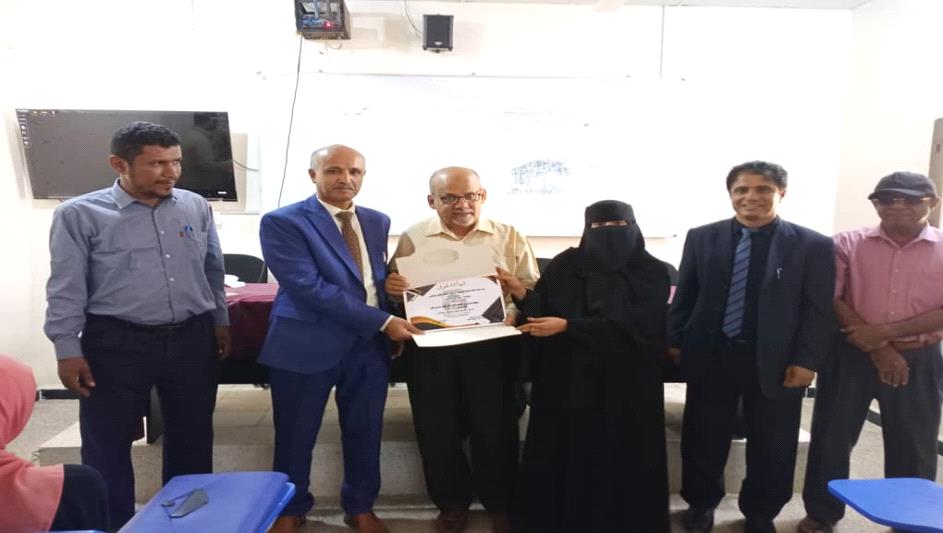 كلية اللغات والترجمة بجامعة أبين تكرّم طلابها المتفوقين