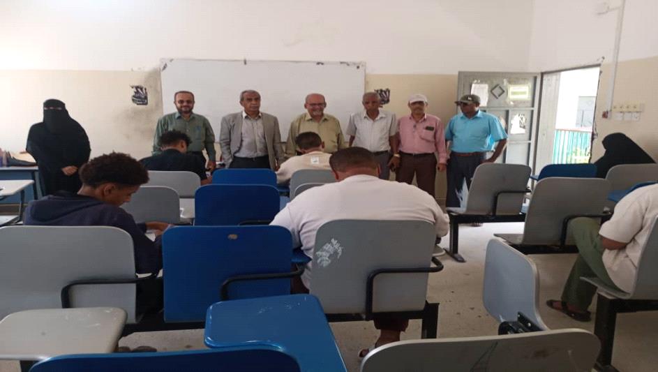 رئيس جامعة أبين يدشن امتحانات الدور الثاني ويتفقد سير العملية الت..