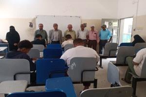 رئيس جامعة أبين يدشن امتحانات الدور الثاني ويتفقد سير العملية التعليمية في كليات الجامعة